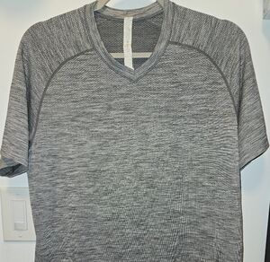 Lululemon Men's Metal Vent Tech Tee Shirt Sz Medium Gray V-neck Excellent EUC